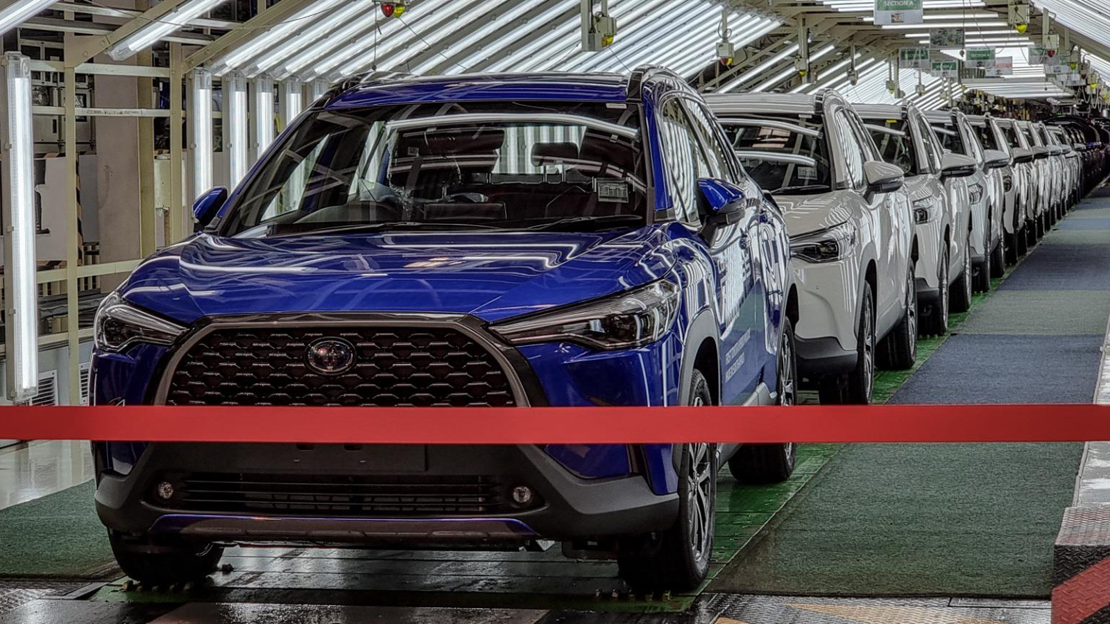 Παρά το ρεκόρ στην παγκόσμια παραγωγή της, η Toyota προειδοποίησε για «αβέβαιες προοπτικές» αφενός λόγω της συνεχιζόμενης έλλειψης ημιαγωγών (τσιπάκια