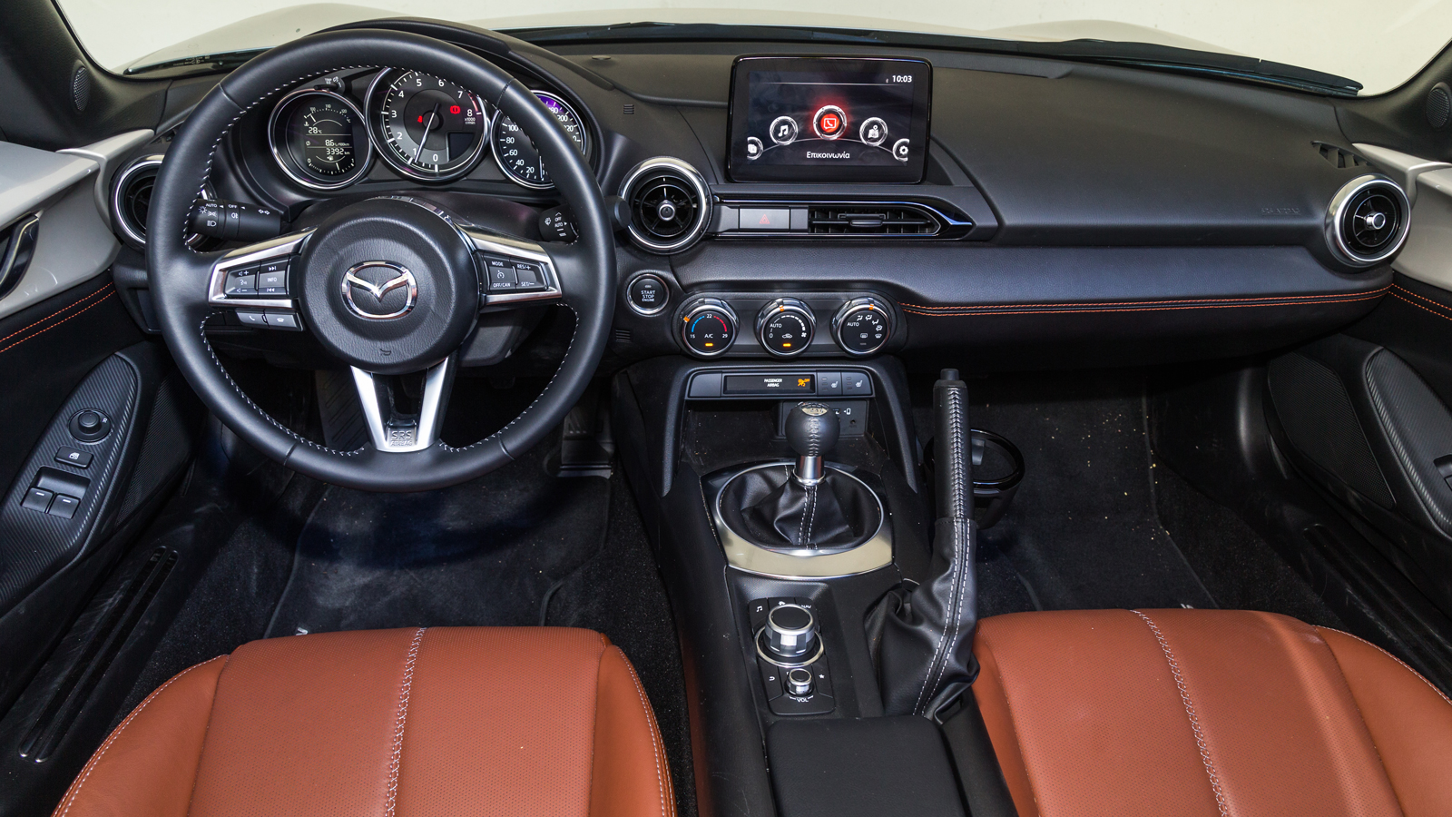 Το MX-5 σε κερδίζει με το φινίρισμα και τη στιβαρότητα της κατασκευής. Το δε καντράν με τα τρία στρογγυλά στοιχεία θυμίζει κλασσικό χρονογράφο, διαμορ