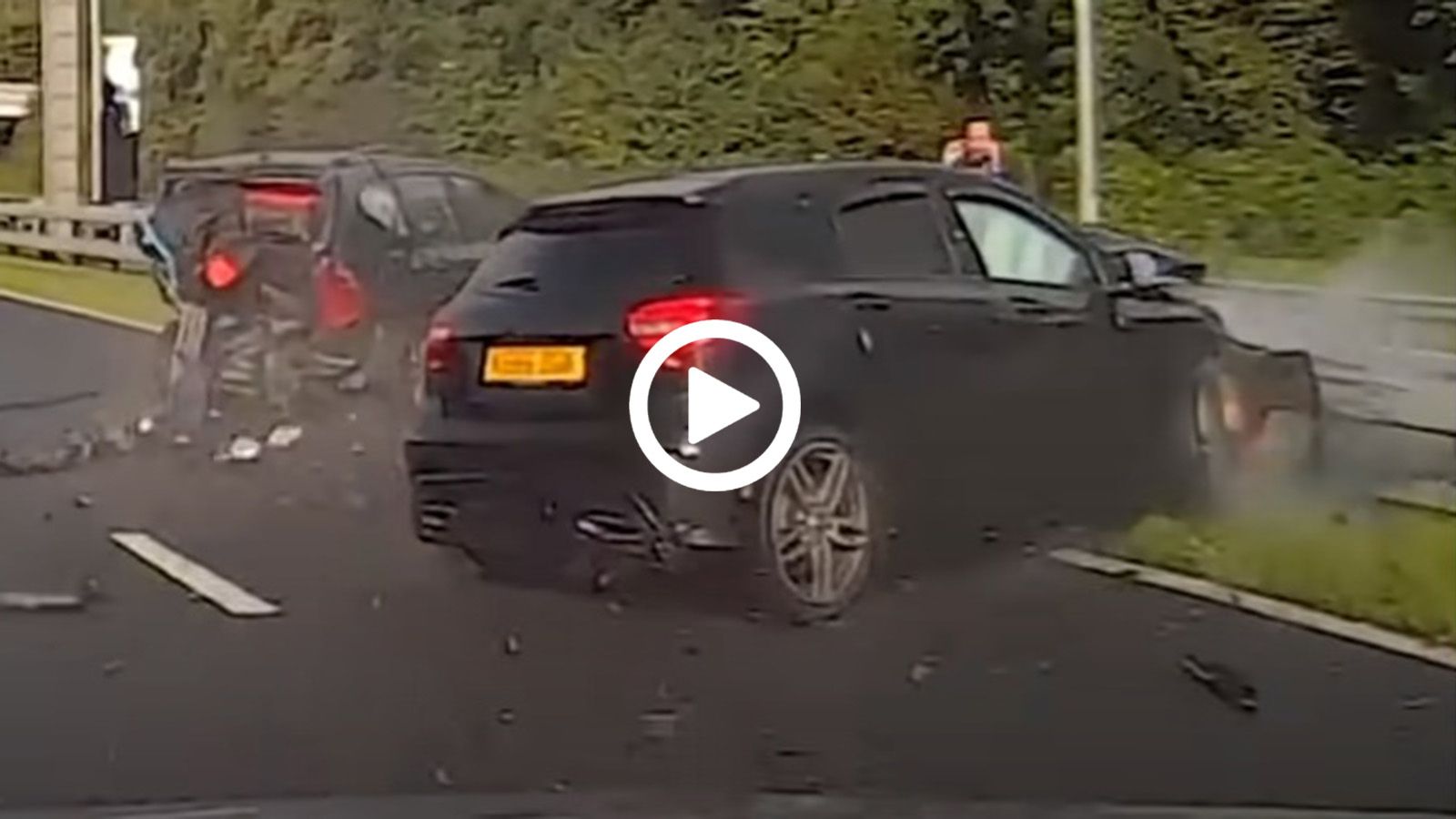 Κοιτούσε μπροστά του αλλά δεν... έβλεπε το σταματημένο αμάξι