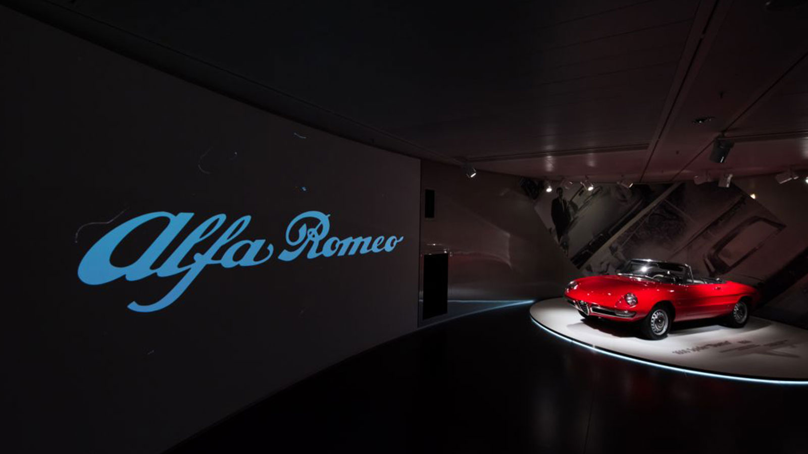 Το μουσείο της Alfa Romeo δείχνει τα εκθέματα με σβηστά τα φώτα!