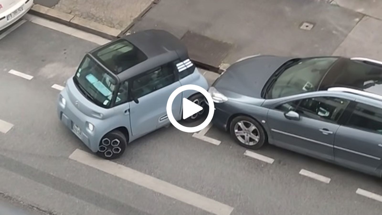 Ανίδεος αδυνατεί να παρκάρει Citroen Ami σε θέση «οικόπεδο»