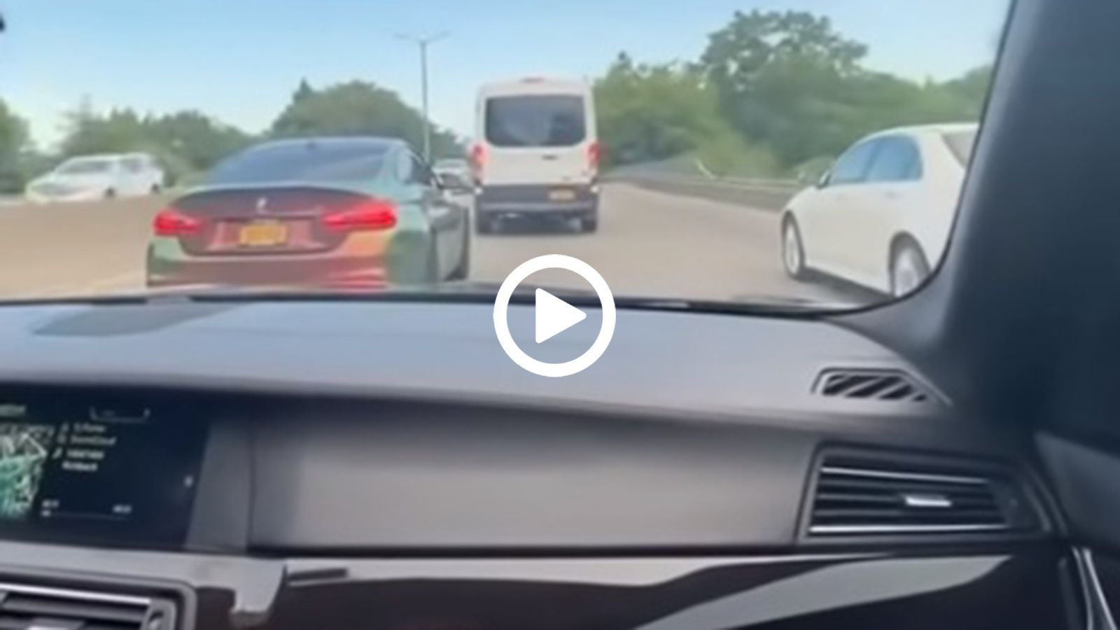 Ανεγκέφαλοι με BMW και Porsche κάνουν σφήνες μέσα στην κίνηση