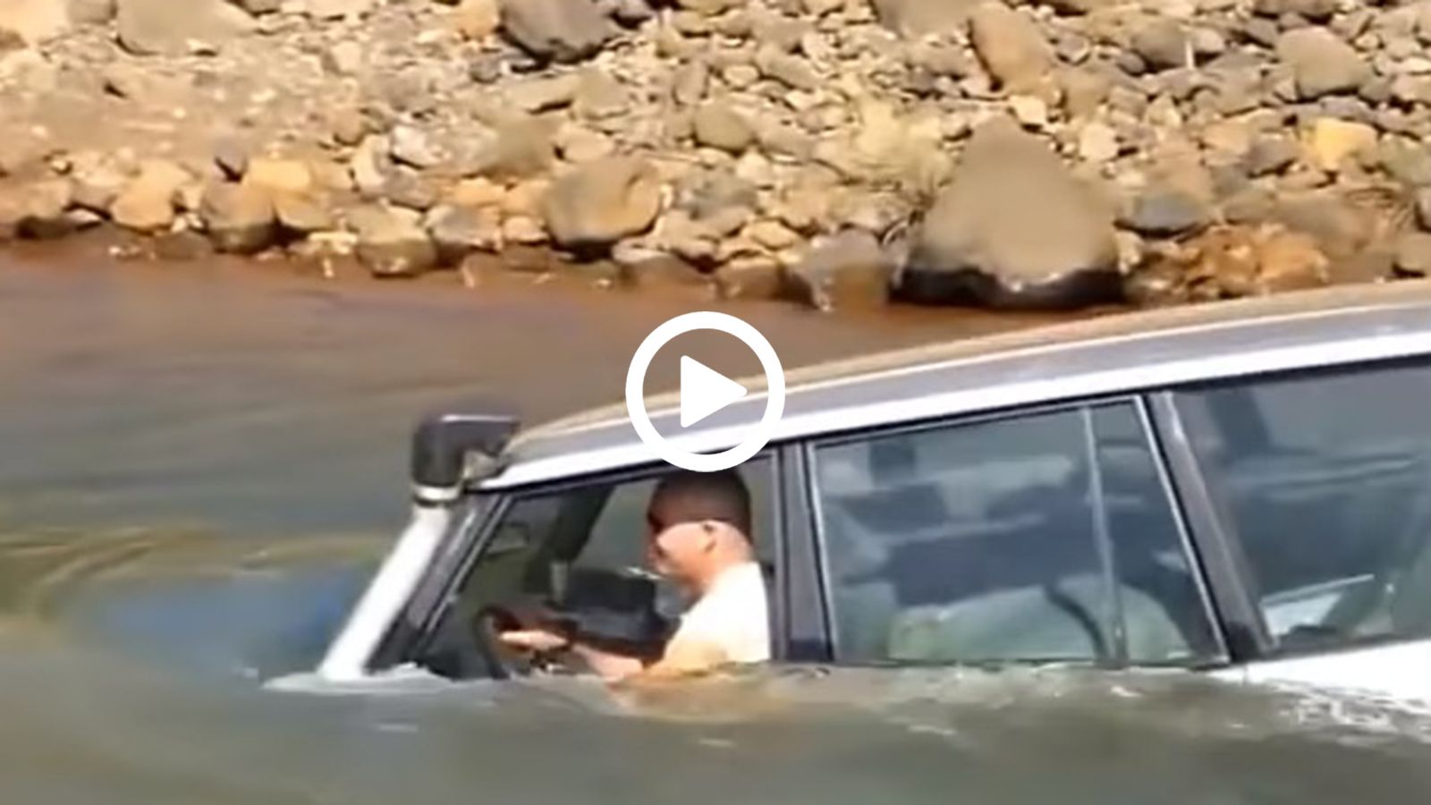 Αραχτός και λάιτ μέσα σε Range Rover... υποβρύχιο!