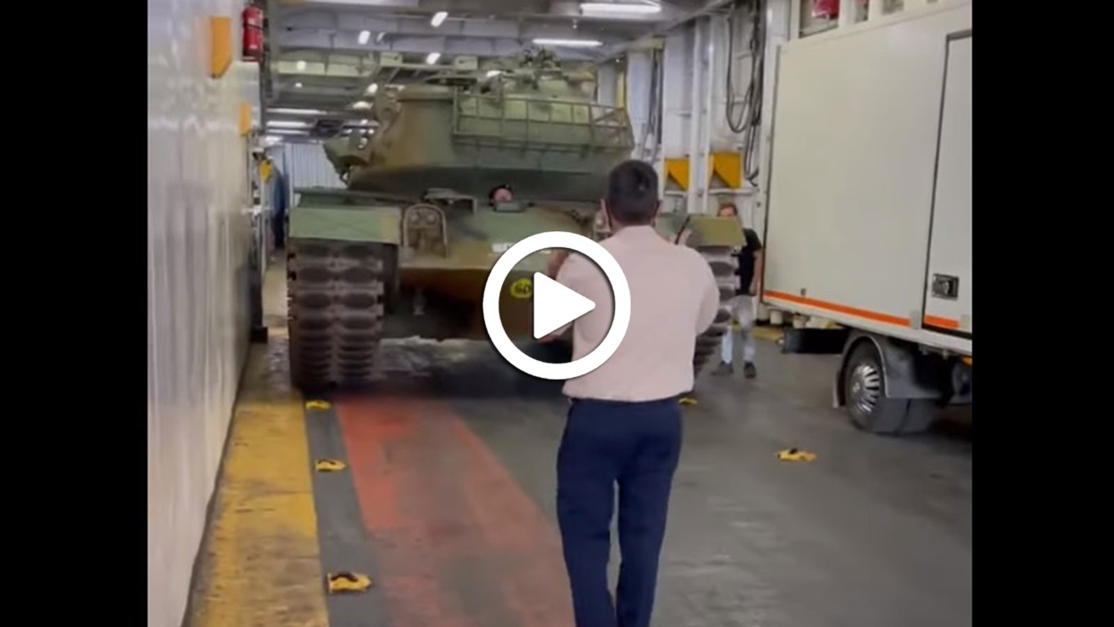 Video: Αρμα μάχης μπαίνει σε γκαράζ πλοίου για Πειραιά
