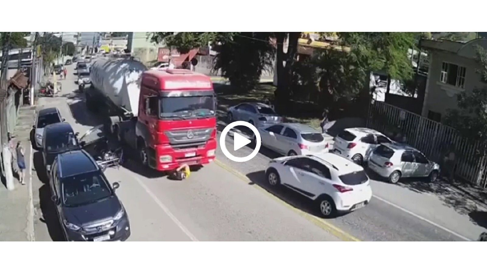 VIDEO: Απίστευτο! Βγήκε ατσαλάκωτος κάτω από το φορτηγό!