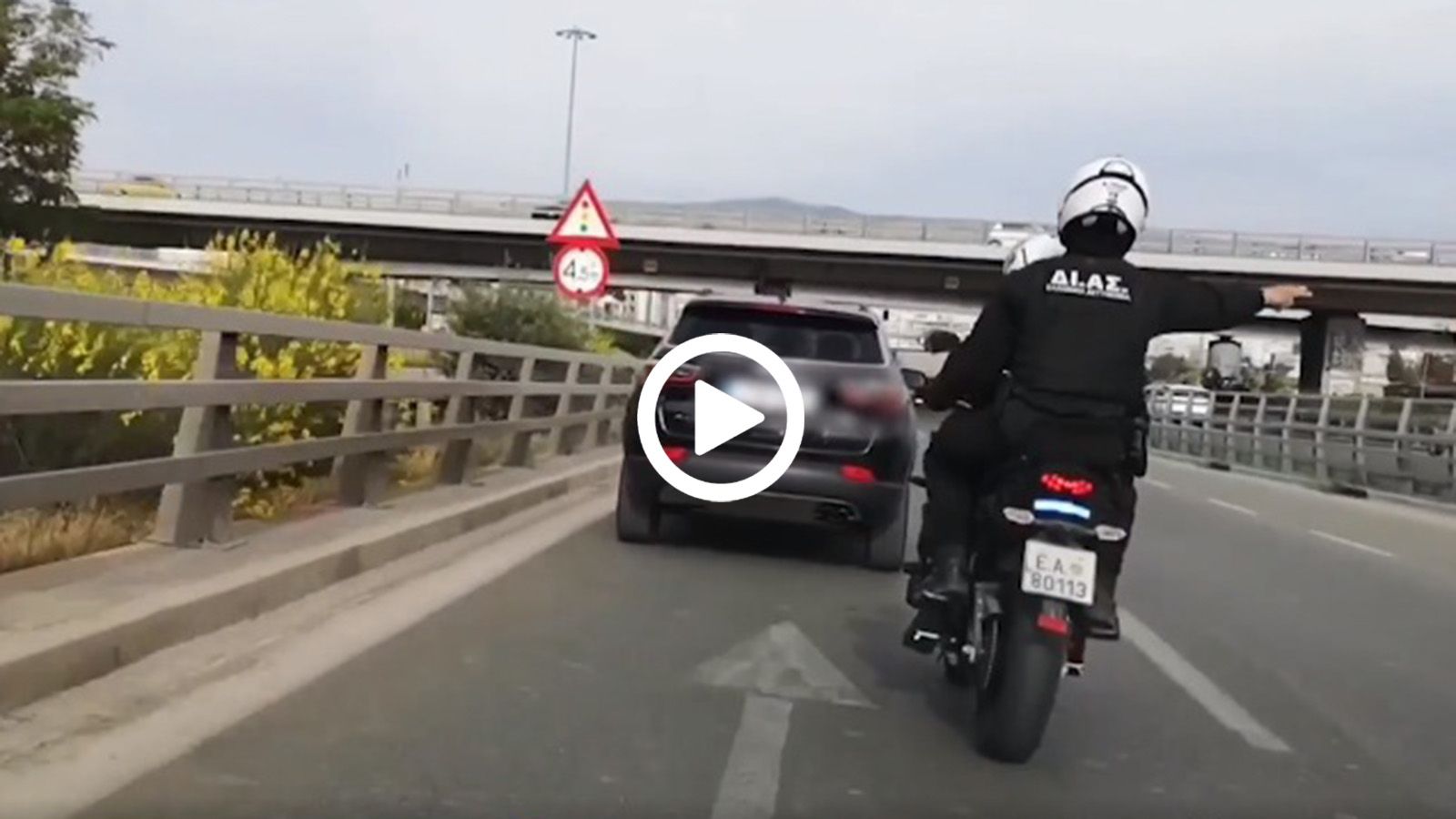 Ανδρες της ΔΙ.ΑΣ ανοίγουν τον δρόμο σε ετοιμόγεννη 