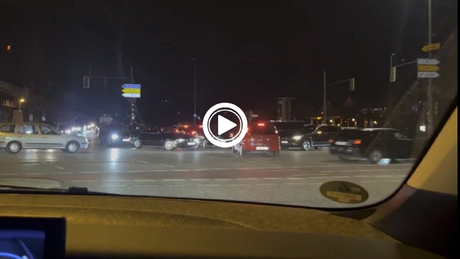 VIDEO: Απίστευτο μποτιλιάρισμα στη διασταύρωση!