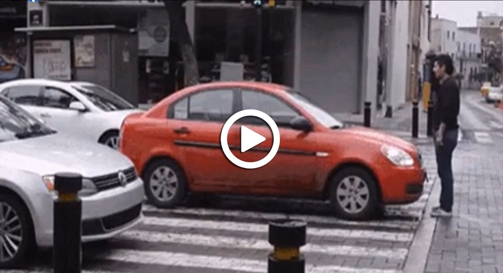 Video: Έκλεισε τη διάβαση και αυτός του έκλεισε το δρόμο!
