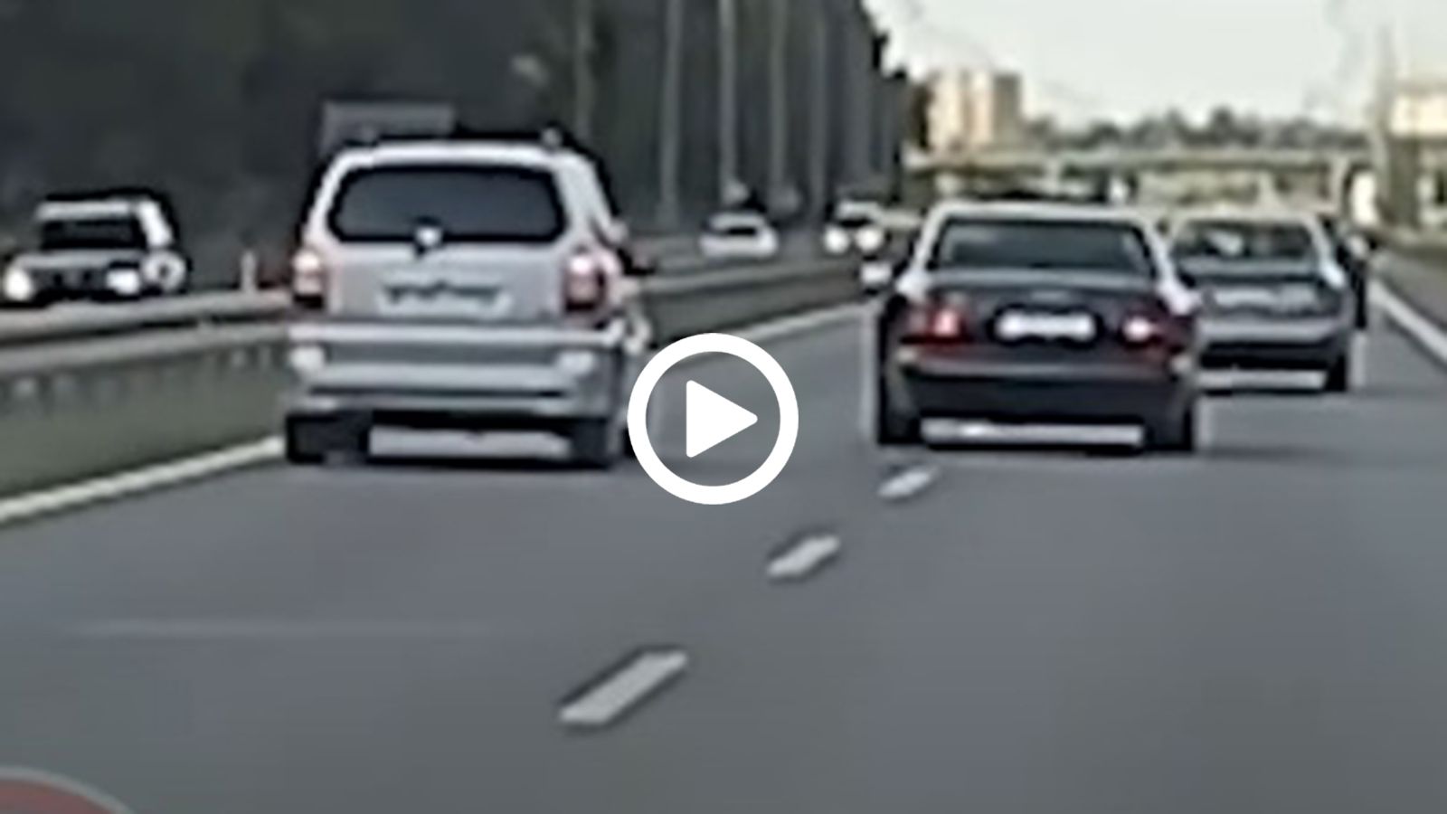 Ανεύθυνος κάνει σφήνες με το παιδί του στο πίσω κάθισμα