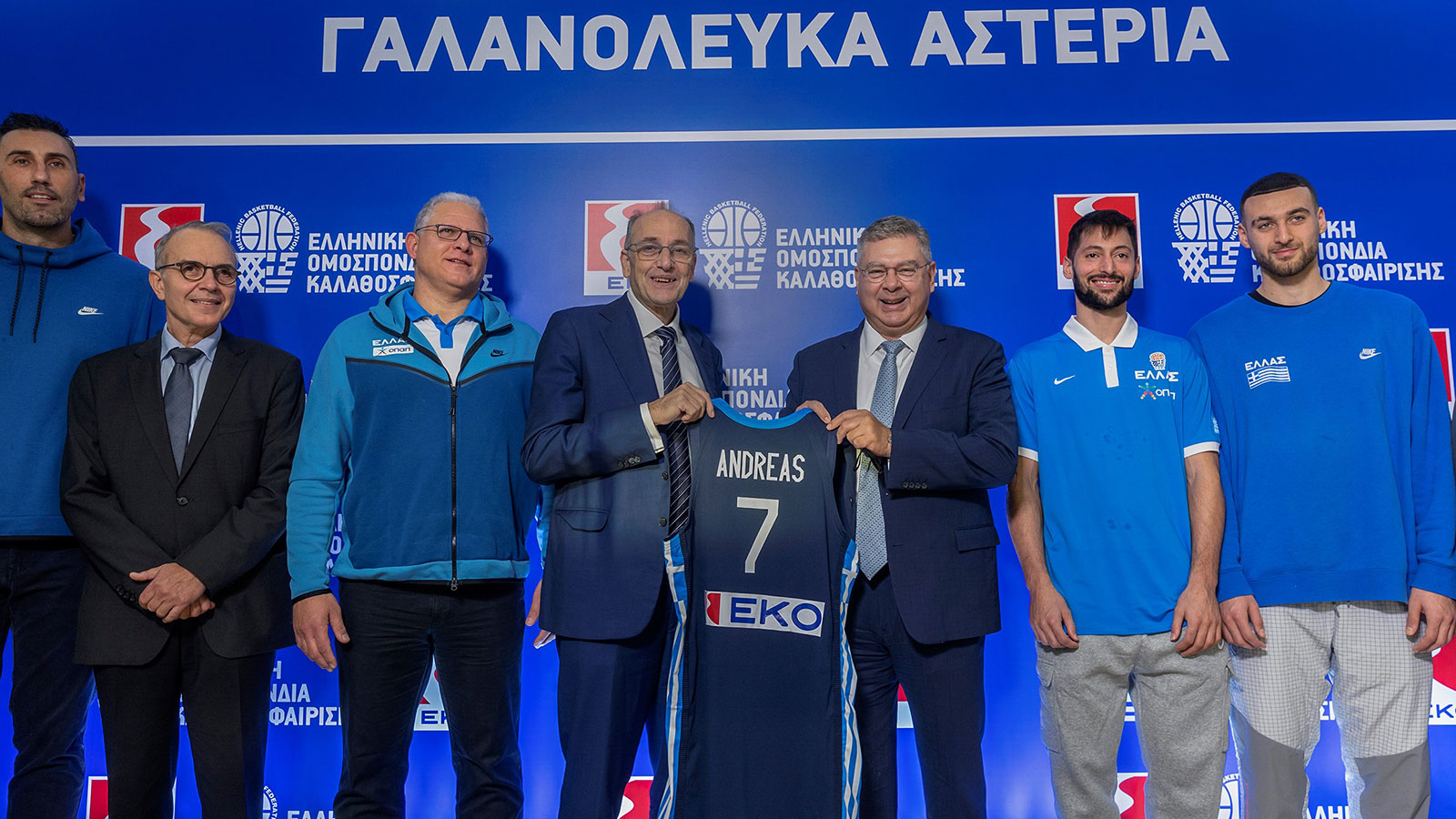 (από αριστερά προς δεξιά) κ. Δήμος Ντικούδης, Διοικητικός υπεύθυνος όλων των Εθνικών ομάδων, κ. Σπύρος Γκίκας, Αναπληρωτής Διευθύνων Σύμβουλος της ΕΚΟ