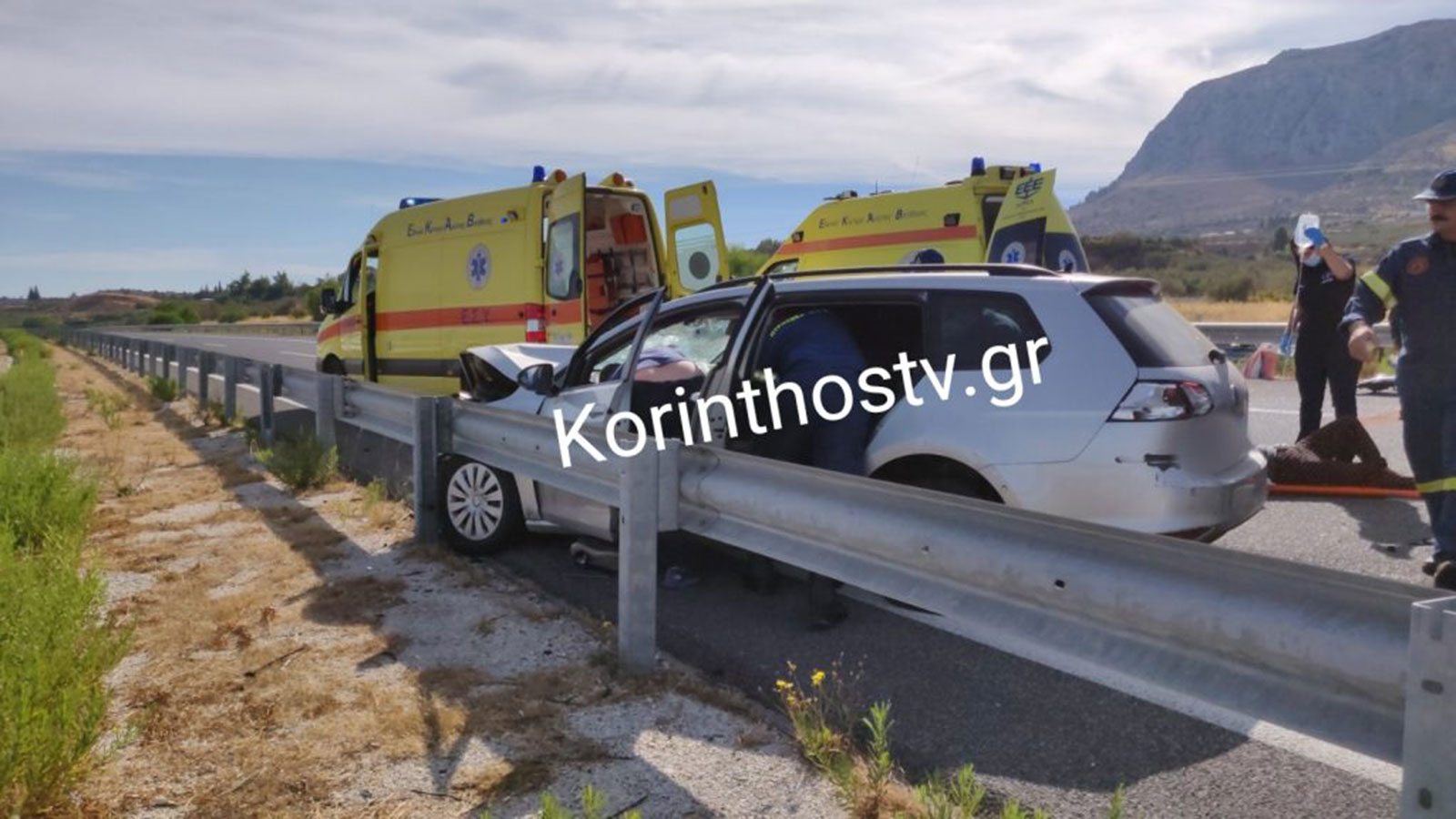 Ένα αυτοκίνητο σταμάτησε ώστε να βοηθήσουν τον οδηγό του ταξί που καιγόταν στη Λ.Ε.Α., όταν ένα άλλο αυτοκίνητο προσέκρουσε πάνω τους.