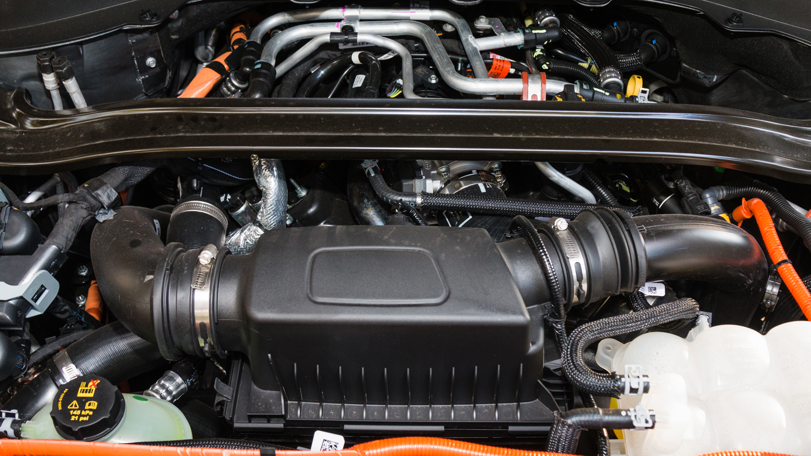 Ο «εξερευνητής» της Ford συνδυάζει ένα high-tech, 3λιτρο turbo V6 EcoBoost κινητήρα 363 ίππων με ένα ηλεκτρικό μοτέρ 102 ίππων και μία μπαταρία 13,6 k