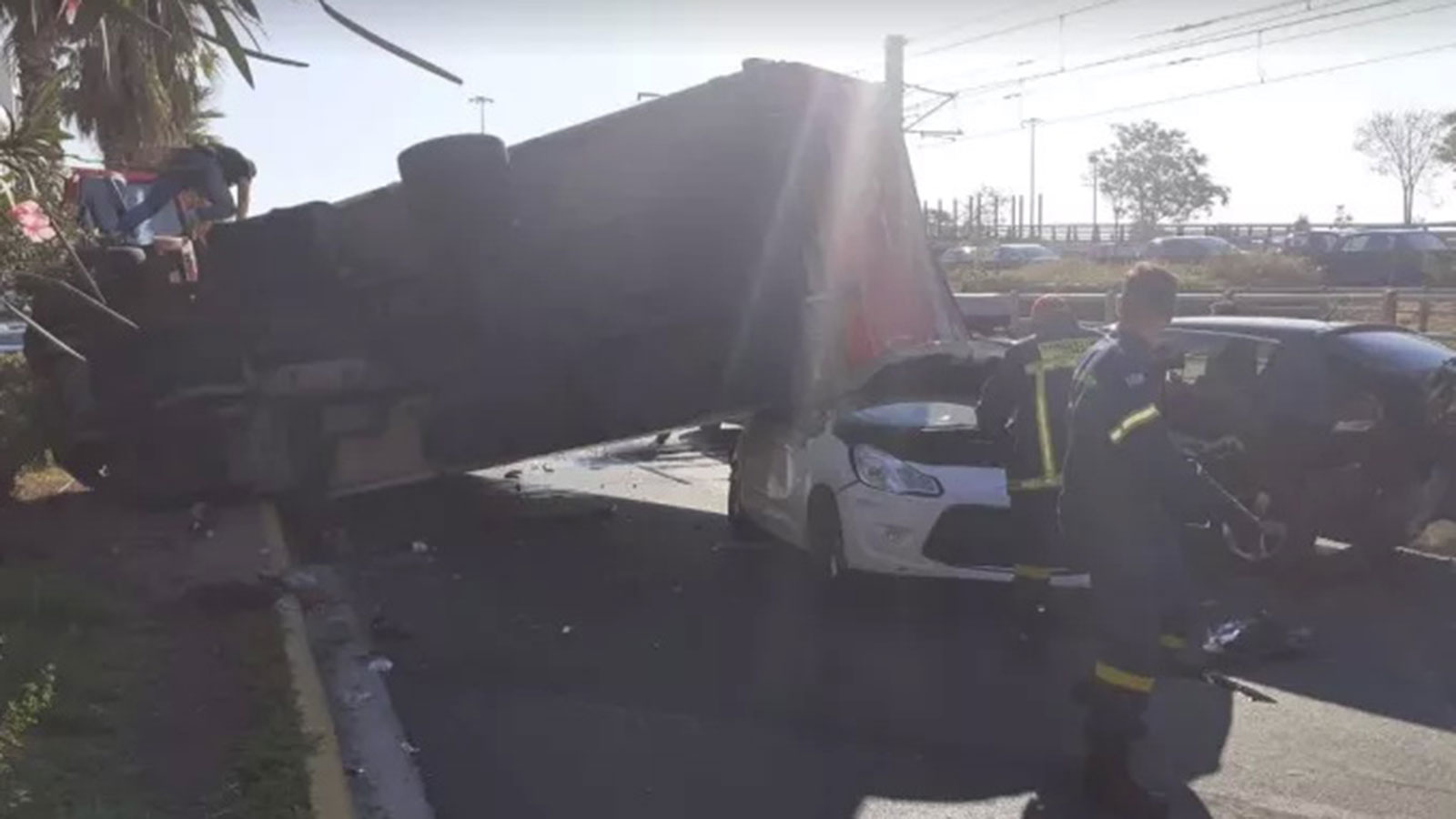 Χάος στην παραλιακή: Φορτηγό τούμπαρε & έπεσε πάνω σε σταθμευμένα