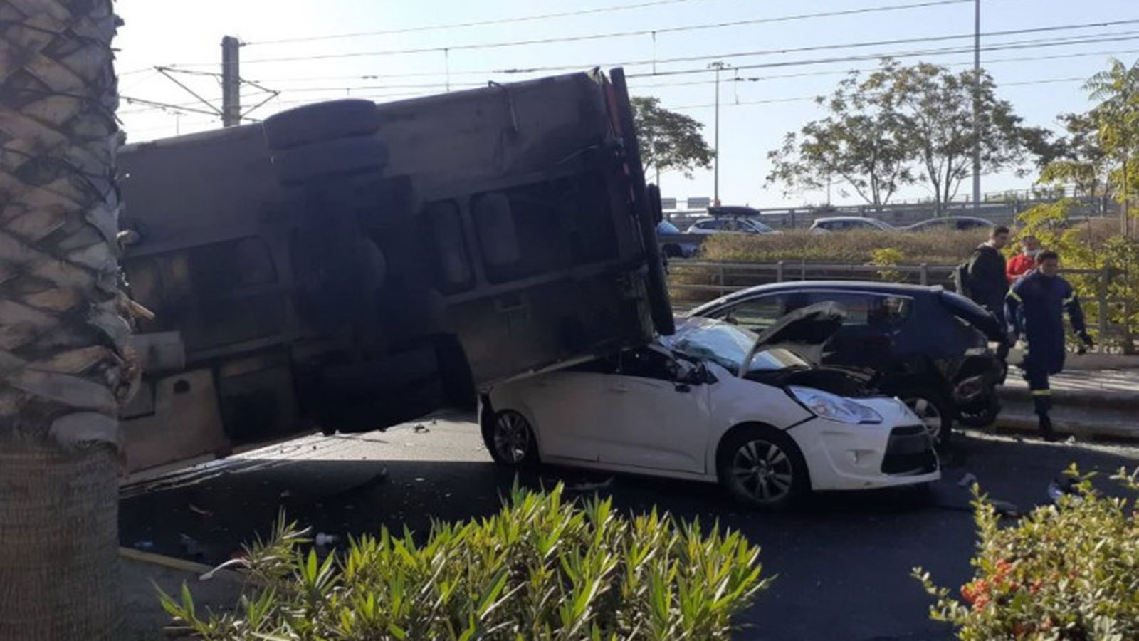 Χάος στην παραλιακή: Φορτηγό τούμπαρε & έπεσε πάνω σε σταθμευμένα