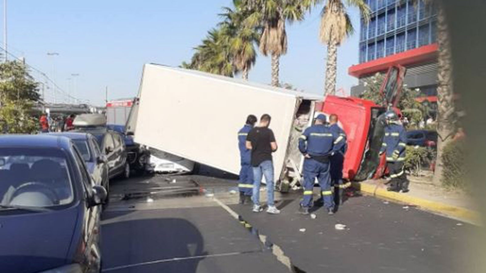 Χάος στην παραλιακή: Φορτηγό τούμπαρε & έπεσε πάνω σε σταθμευμένα