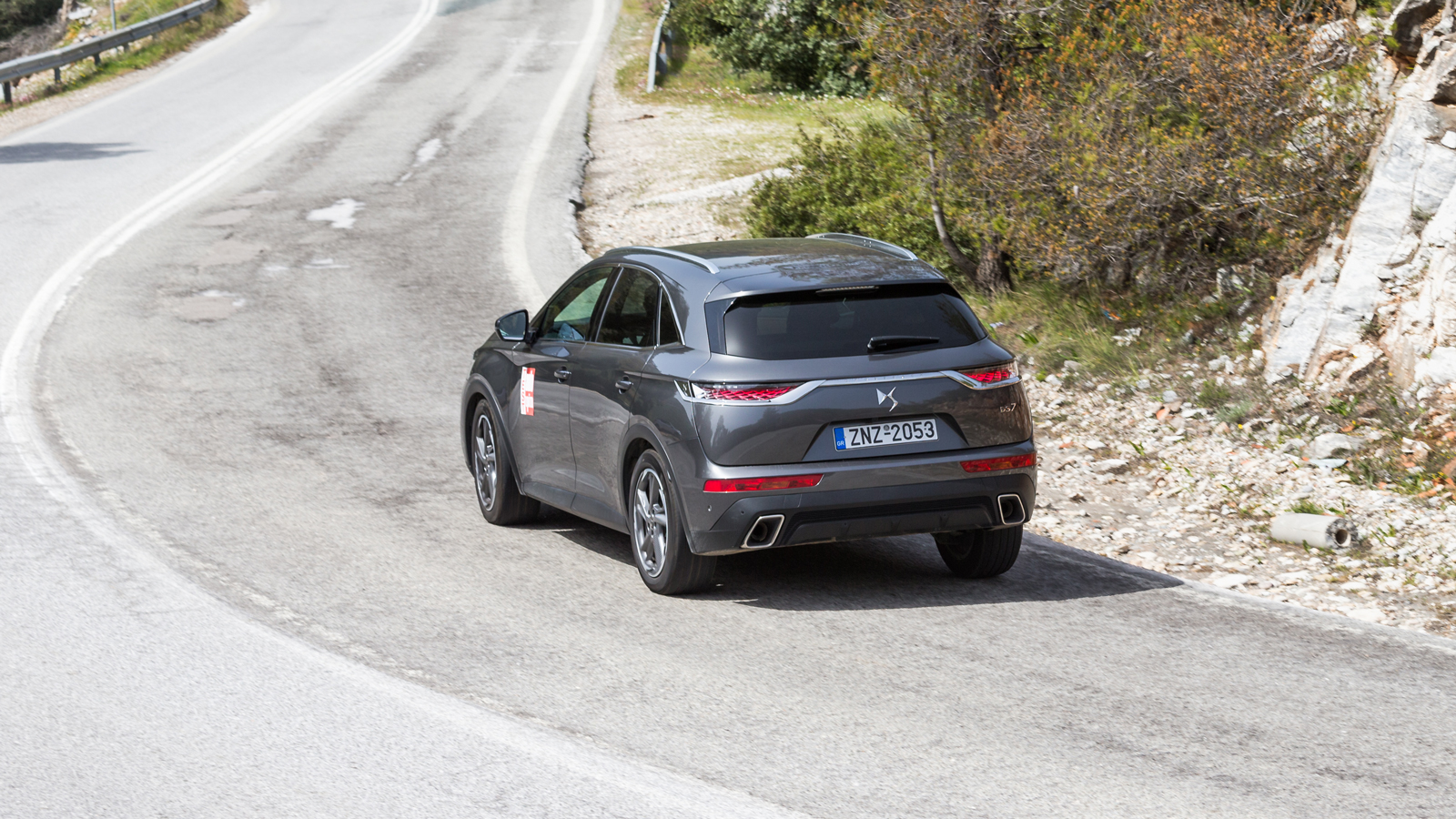 Στο δρόμο, η κορυφαία έκδοση του DS 7 Crossback εξοπλίζεται (προαιρετικά) με το σύστημα ηλεκτρονικά ελεγχόμενης και προσαρμοζόμενης ανάρτησης με αποτέ