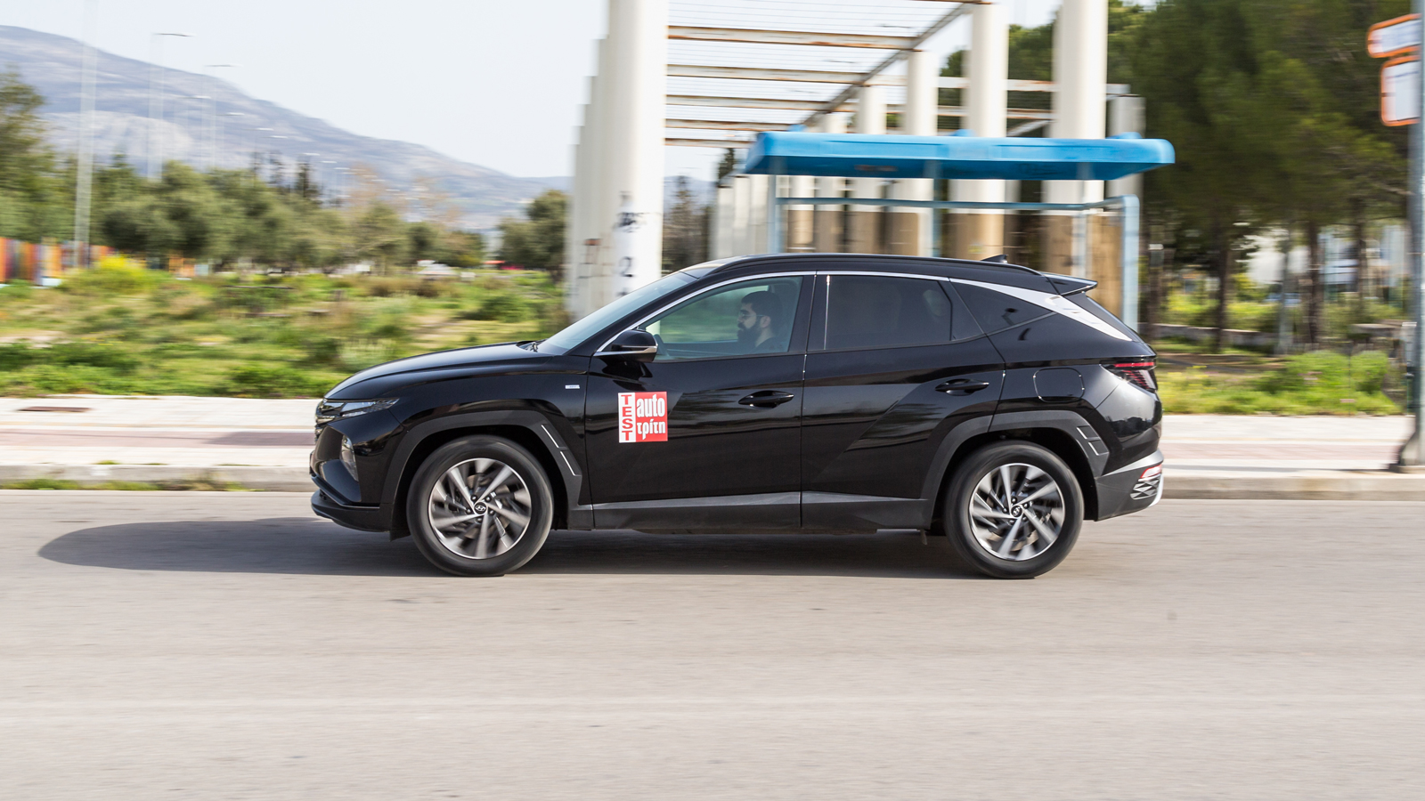 Στην πράξη το σύνολο του ευρύχωρου C-SUV της Hyundai τραβάει θετικά και είναι εύρωστο σε όλο το φάσμα περιστροφής του, παρουσιάζοντας πολιτισμένα χαρα