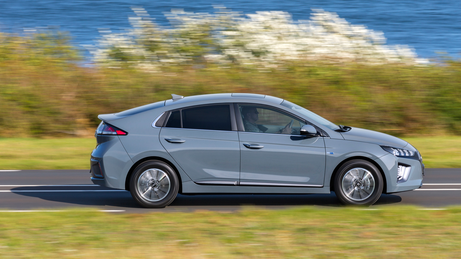 Το 2016 η Hyundai παρουσίασε ένα όχημα με την ονομασία IONIQ, το πρώτο και μοναδικό μοντέλο στον κόσμο που ήταν διαθέσιμο σε τρεις τύπους εξηλεκτρισμέ