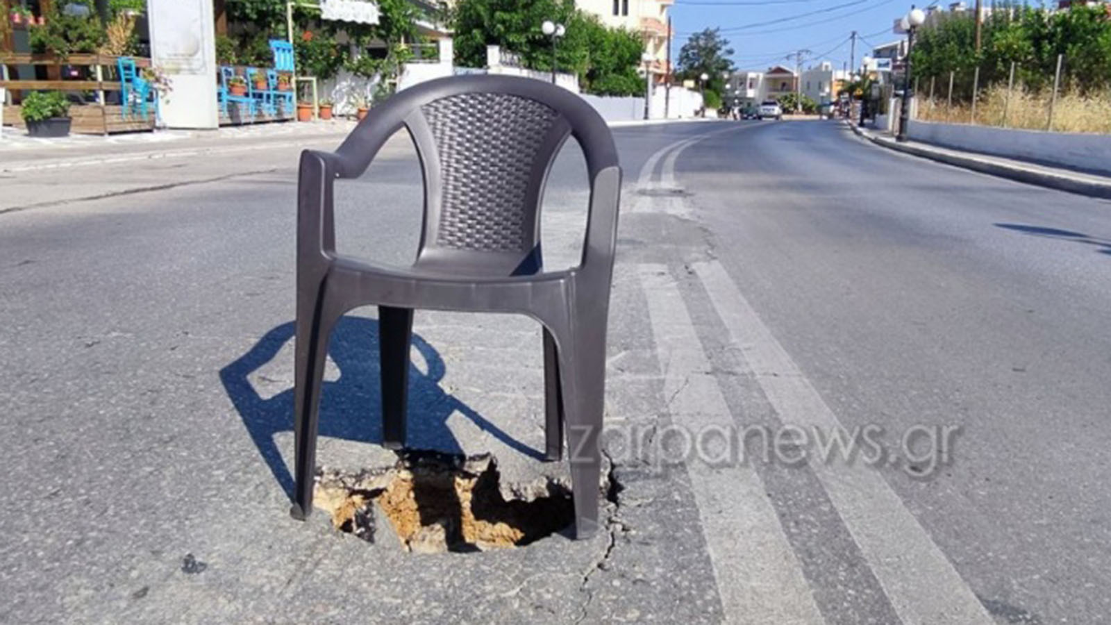 Έβαλαν πλαστική καρέκλα για να καλύψουν «κρατήρα» σε κεντρικό δρόμο