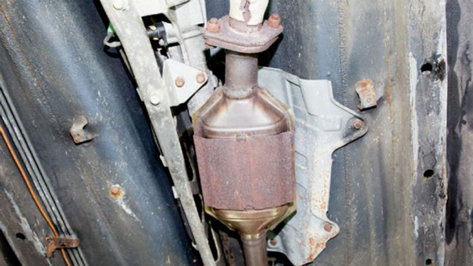 Συνελήφθησαν στο Μαρούσι τρεις νεαροί που «βουτούσαν» καταλύτες 