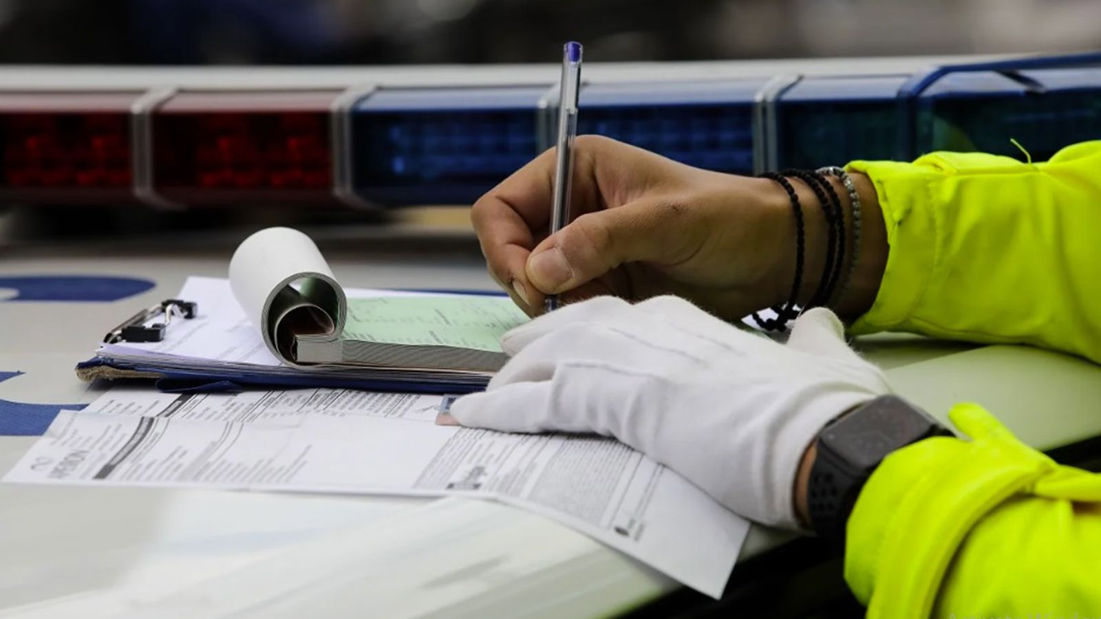 Γκαζώνουν και παρκάρουν παράνομα οι Έλληνες στις διακοπές τους