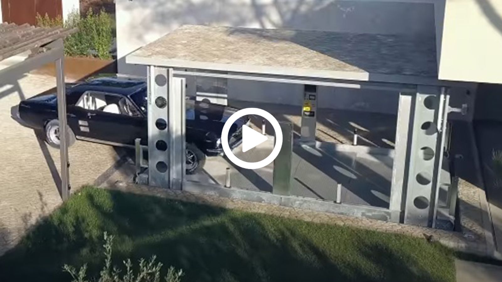 Το «κρυφό» γκαράζ που θα γούσταρε κάθε petrolhead