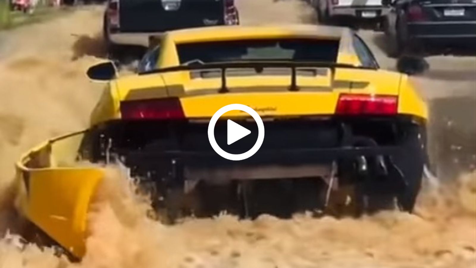 Πού πας με τη Lamborghini μέσα στη πλημμύρα; 