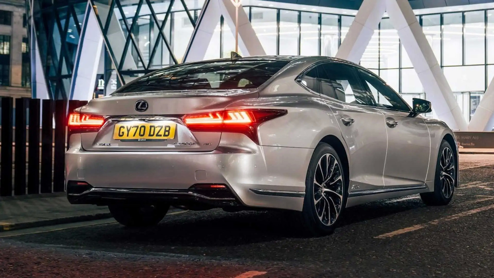 Το κορυφαίο μοντέλο, το Lexus LS, αντιπροσωπεύει το Luxury Sedan. Ήταν το αποκορύφωμα της δουλειάς 60 σχεδιαστών, 1.400 μηχανικών, 2.300 τεχνικών και 