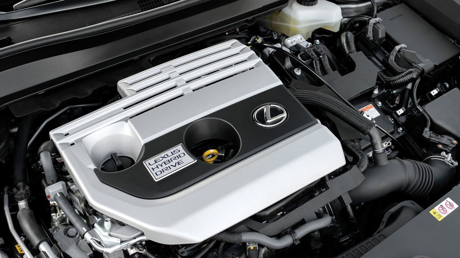 Το αυτοφορτιζόμενο, υβριδικό σύστημα κίνησης περιλαμβάνει έναν 2λιτρο βενζινοκινητήρα 152 ίππων και έναν ηλεκτροκινητήρα 109 ίππων, με συνδυαστική από