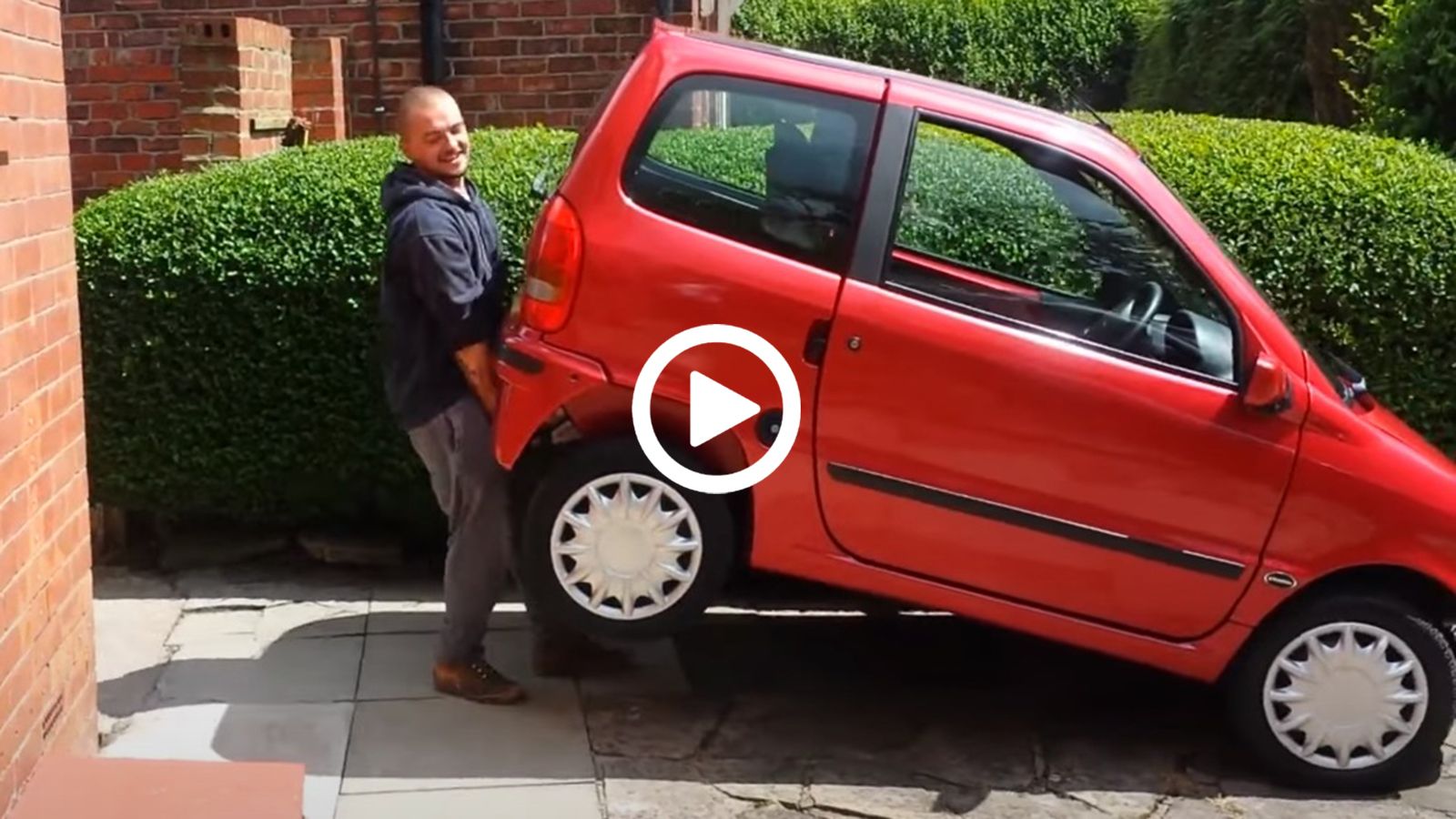 Μισή σπιθαμή άνθρωπος σηκώνει για πλάκα αυτοκίνητο