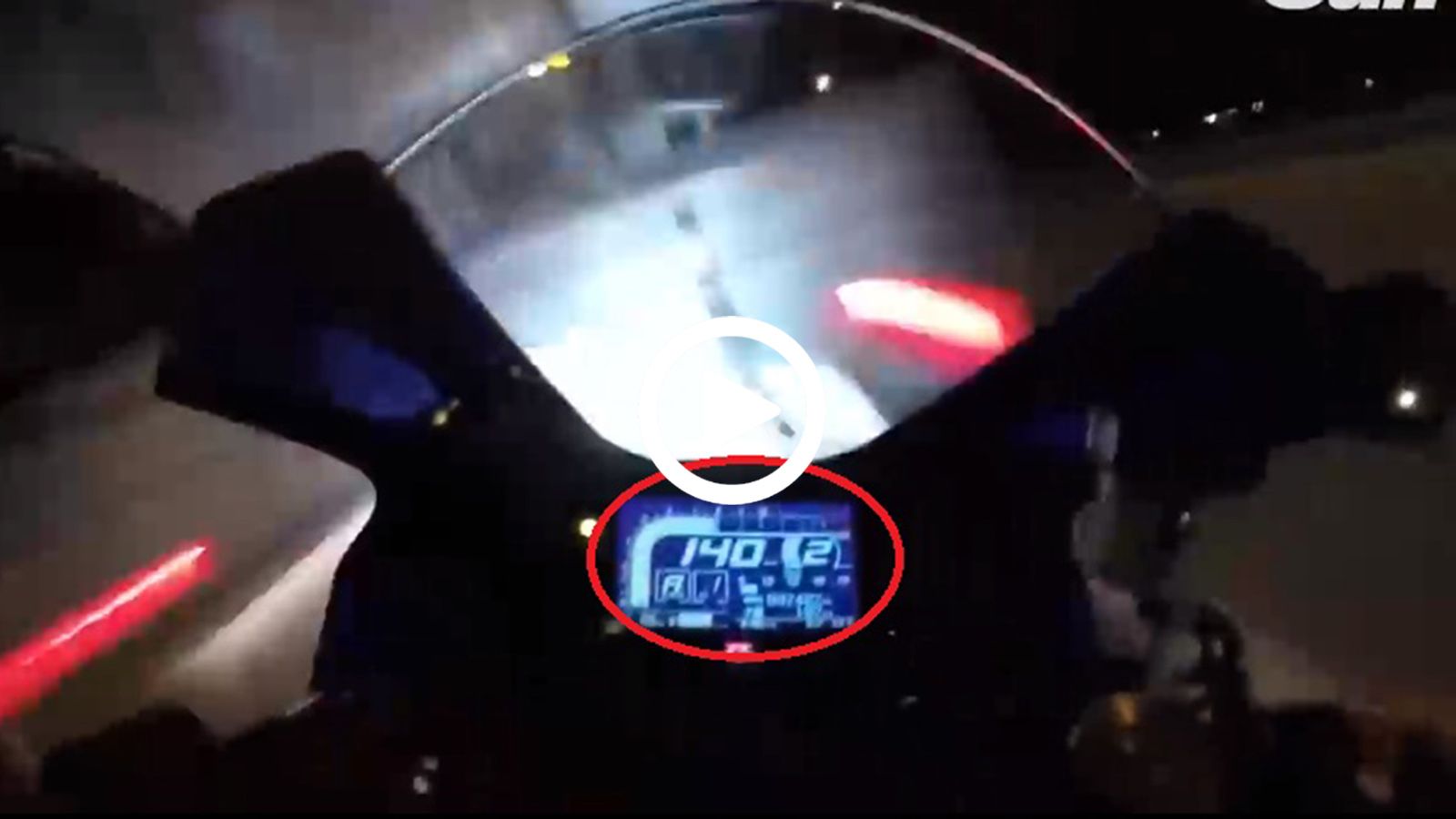 Μηχανόβιος πέφτει πίσω από φορτηγό με 140 km/h!