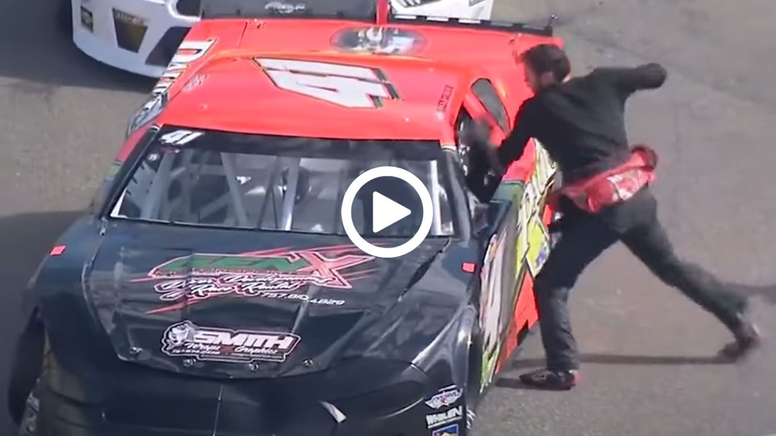 Βροχή έπεσαν τα μπουκέτα σε αγώνα NASCAR