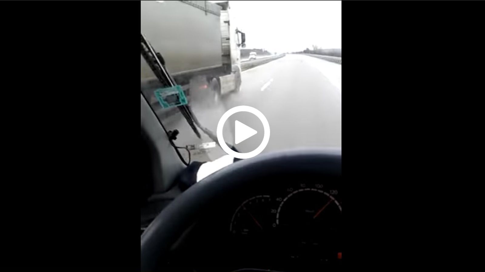 Φορτηγό προσπερνά με 140 km/h υπό βροχή