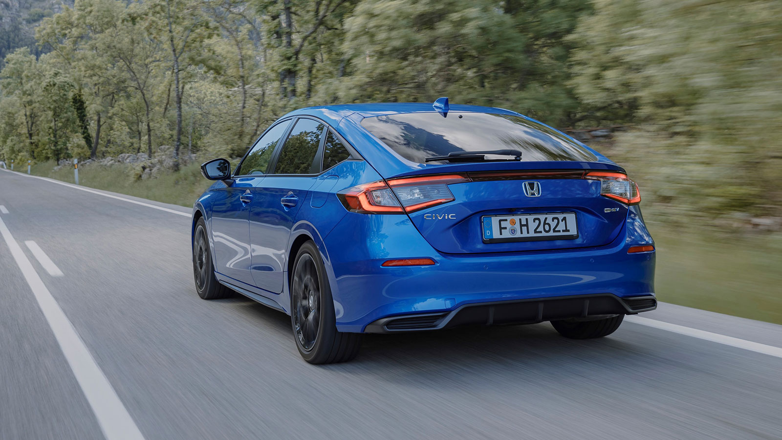 Το νέο Honda Civic βαδίζει σε πιο ήπια σχεδιαστικά μονοπάτια, διατηρώντας ωστόσο ένα ντιζάιν που το κάνει να ξεχωρίζει από μακριά.
