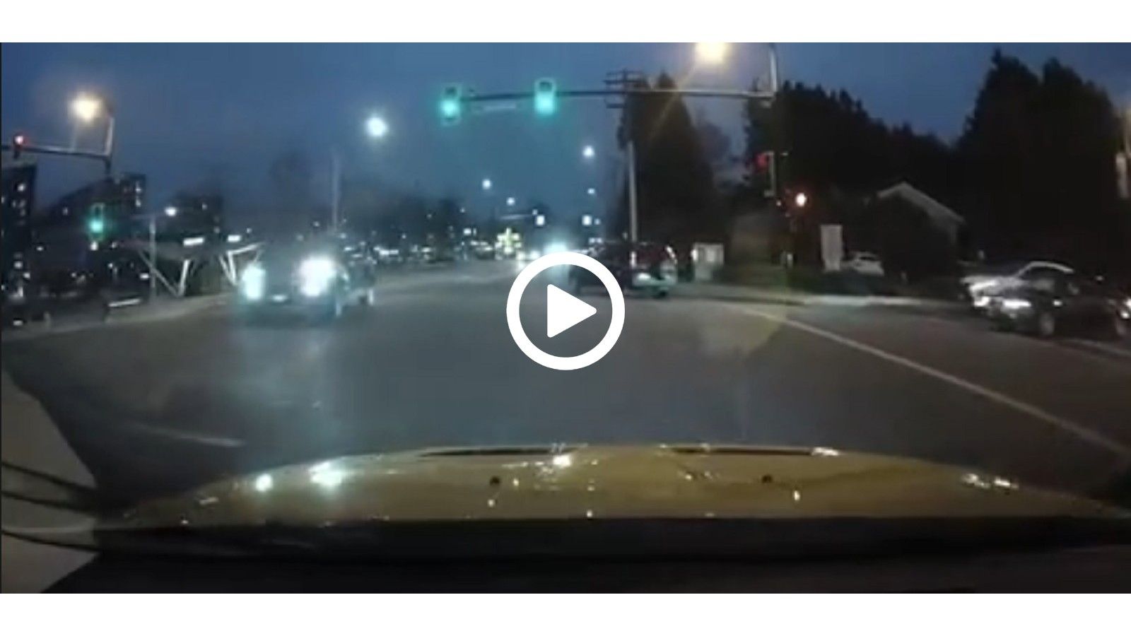 VIDEO: Πανικοβλήθηκε και έπεσε πάνω στην κολώνα