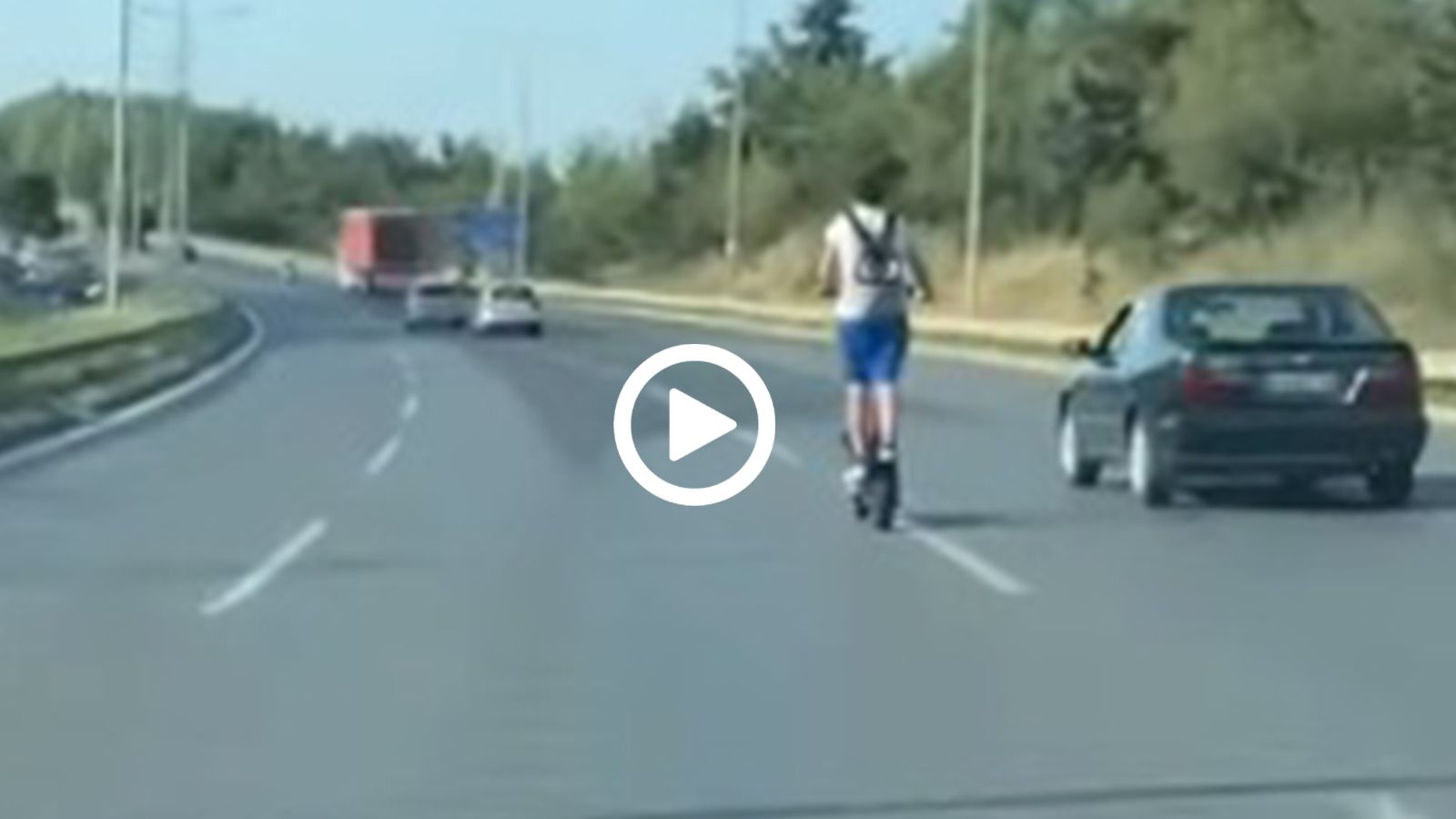 Πατίνι τρέχει με 90+ km/h και προσπερνά ΙΧ στη Θεσσαλονίκη!