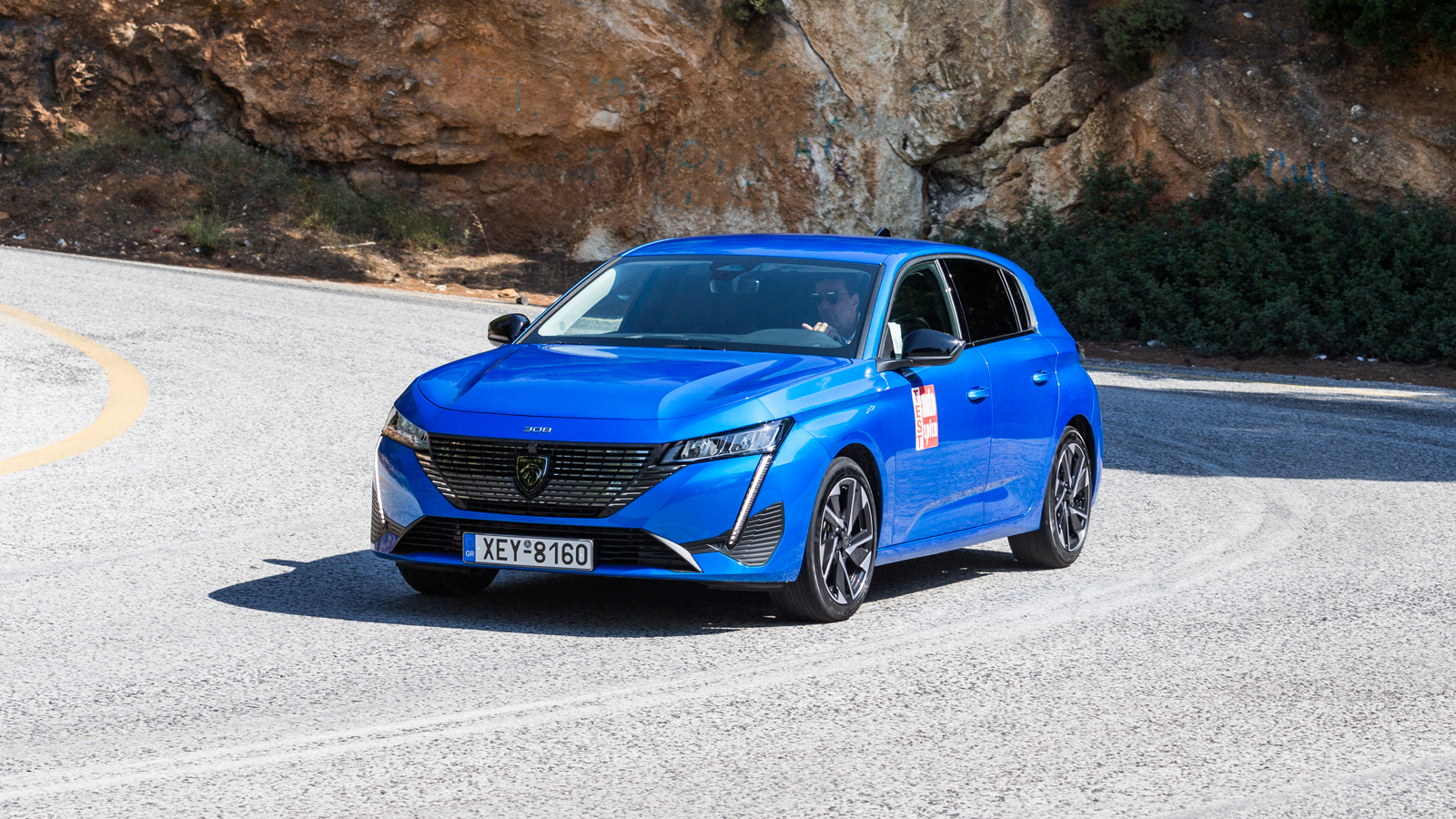 Η ανάρτηση του βενζινοκίνητου Peugeot 308 ελέγχει άψογα το αμάξωμα και φροντίζει ώστε να υπάρχει άφθονη πρόσφυση και γερό κράτημα, στοιχείο το οποίο σ