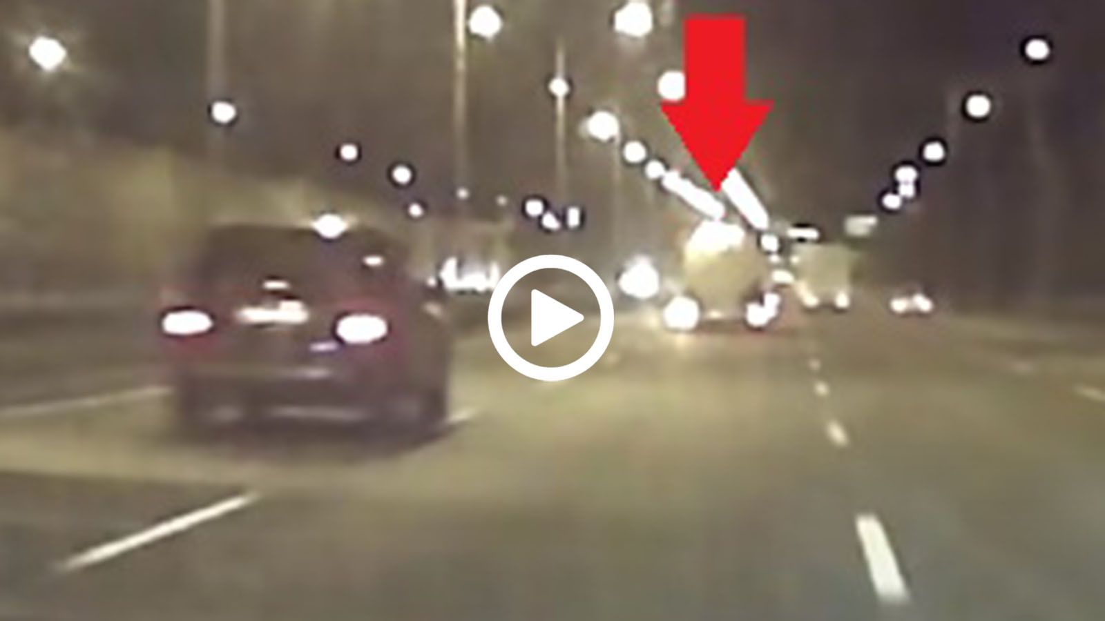 SUV γίνεται «τούρτα» πίσω από νταλίκα με 200+ km/h