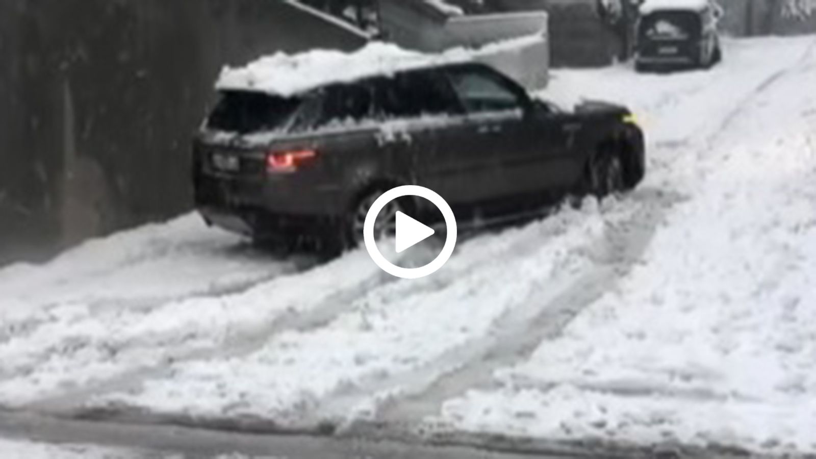 Range Rover με χιονολάστιχα αδυνατεί να ανέβει ανηφορίτσα!