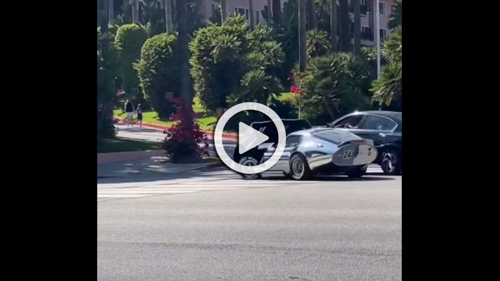 Αναστροφή με υπερσπάνια Shelby Daytona και... μπαμ!