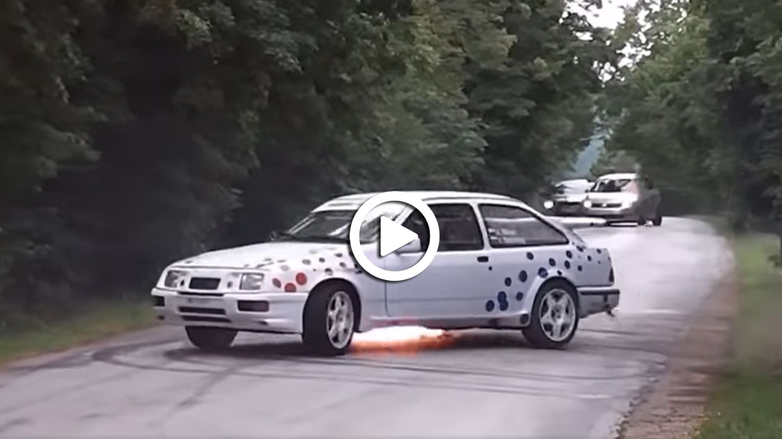Ford Sierra RS Cosworth πυροβολάει μες το δάσος