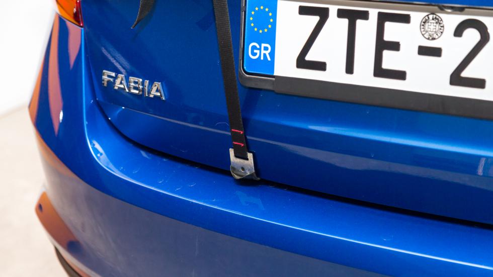Πρώτα, βάλε τους γάντζους που εφαρμόζουν στο πάνω μέρος (δηλαδή στο κενό μεταξύ οροφής και πόρτας), έπειτα συνέχισε με τους γάντζους που εφαρμόζονται 