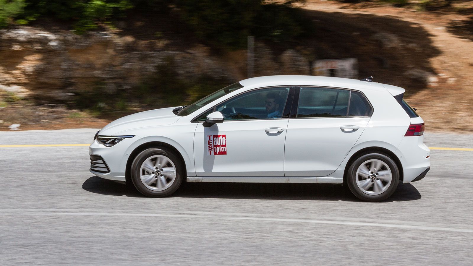 Ήσυχος και χωρίς ξεσπάσματα ο 1.500άρης TSI ACT του VW Golf, στην καμπίνα του οποίου μετρήσαμε μόλις 66,5 dB θορύβου με 5η στα 100 χλμ./ώρα.