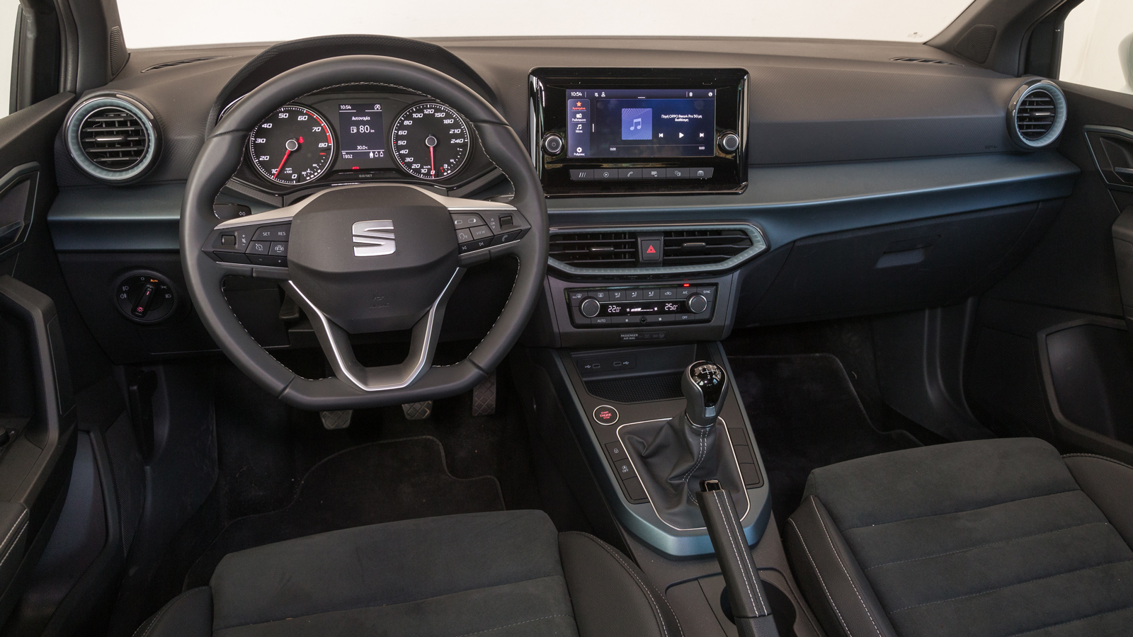 Η τελευταία ανανέωση του SEAT Arona έφερε αναβάθμιση στην ποιότητα καμπίνας με μία μαλακή φλοίδα στο πάνω μέρος του ταμπλό.