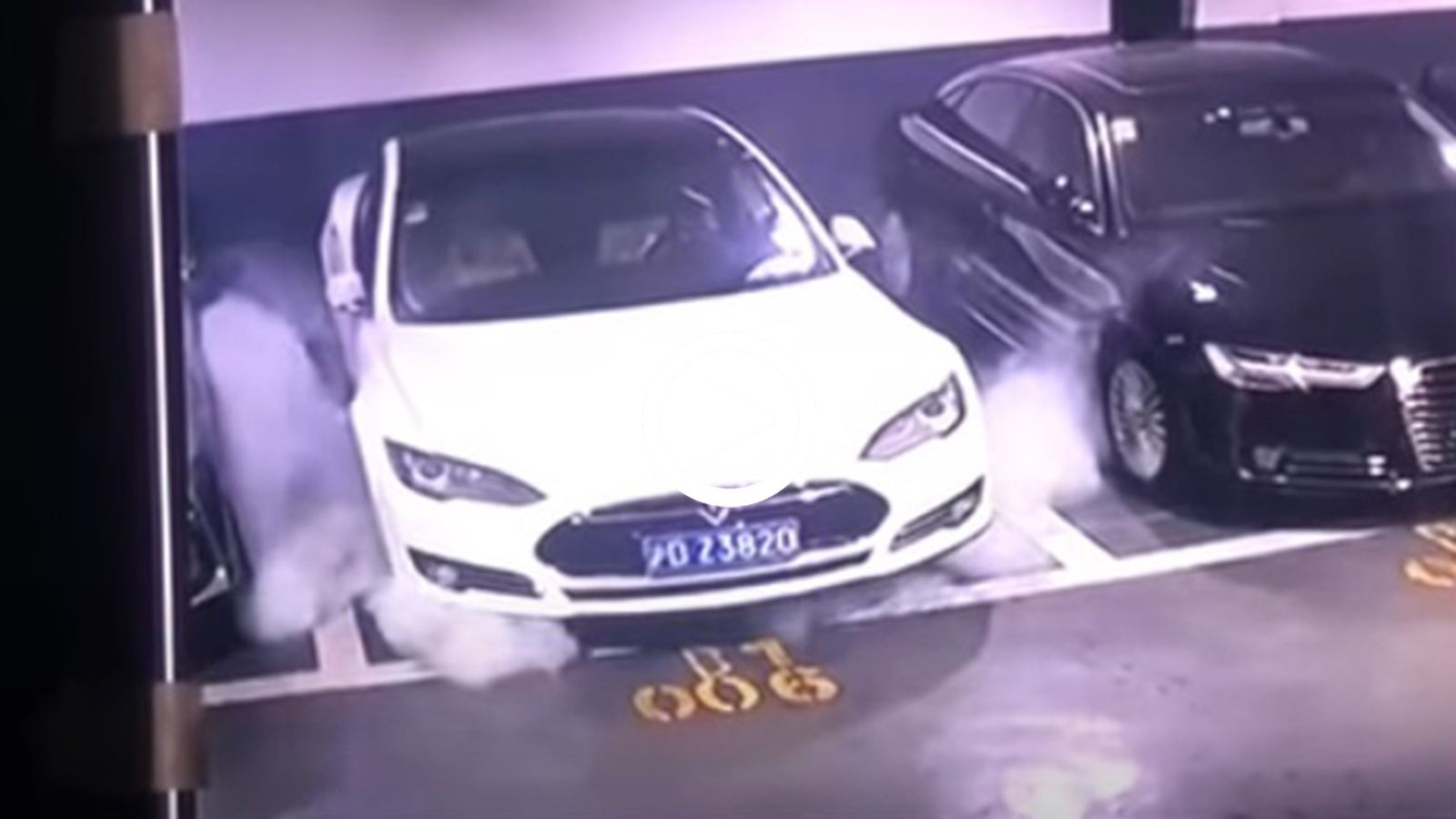 Tesla «καπνίζει» και γίνεται μπάρμπεκιου στα καλά καθούμενα
