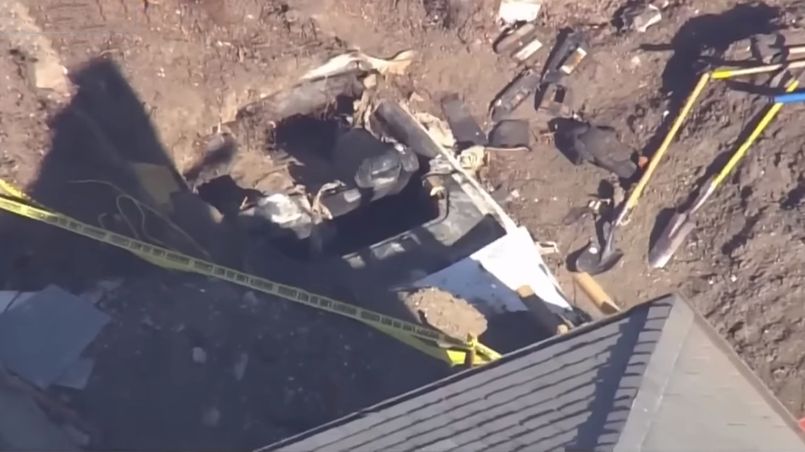 Στο σημείο βρέθηκαν και αστυνομικοί σκύλοι για να ερευνήσουν για τυχόν ανθρώπινα ίχνη!