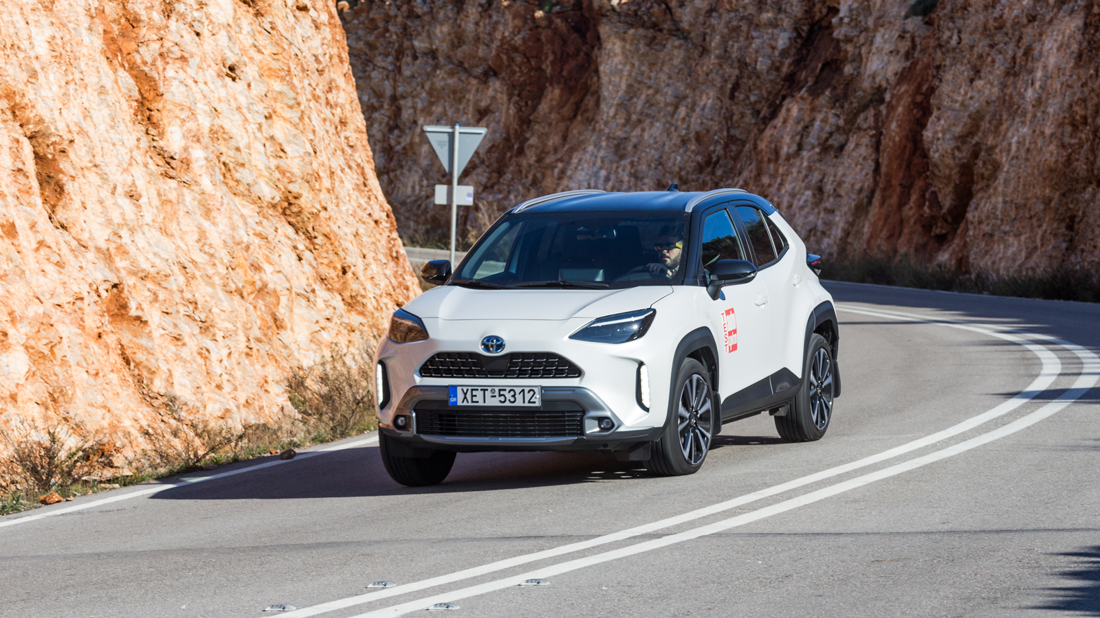 Η AWD έκδοση του Yaris διαφέρει στην πίσω ανάρτηση συγκριτικά με το προσθιοκίνητο ιαπωνικό B-SUV, καθώς δεν διαθέτει ημιάκαμπτο άξονα, αλλά ανεξάρτητη
