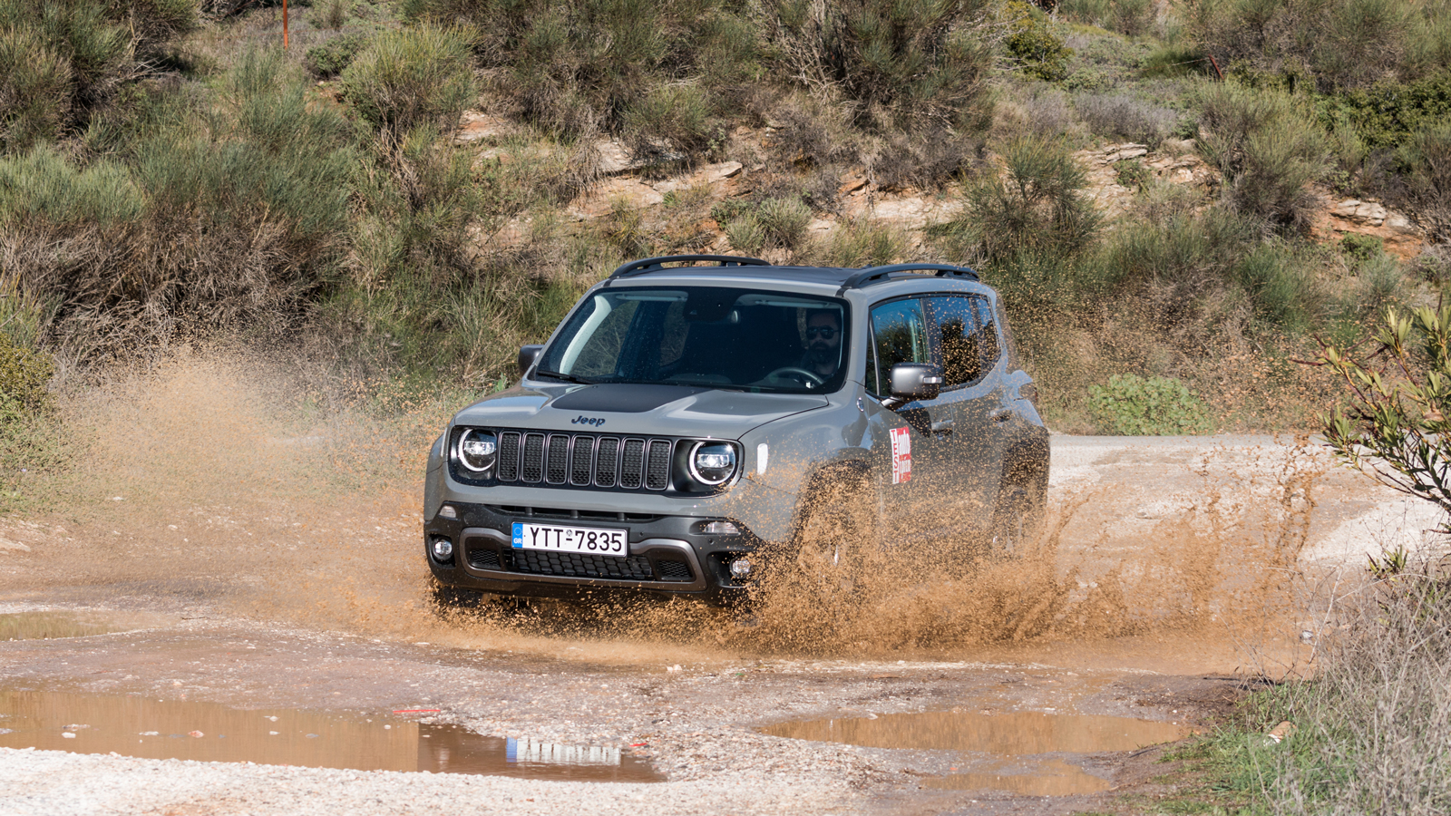 Αρκετά σκληροτράχηλο σχεδιαστικά το PHEV Jeep Renegade Trailhawk. Εμείς θα αναφερθούμε στο κλασικό επιβλητικό design με την εμπρός μάσκα, τις 7 κάθετε