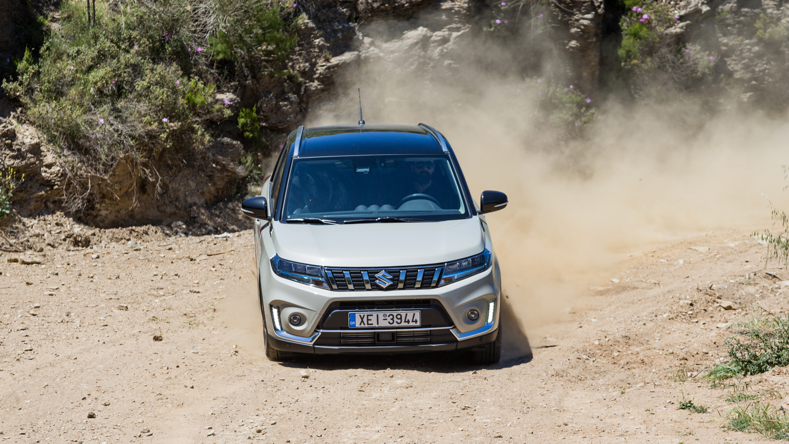 Στην πράξη το Vitara περνάει πάνω από κακοτράχαλα εδάφη πολύ αποτελεσματικά, με την ανάρτησή του να μην προκαλεί ενόχληση και αναπηδήσεις, ενώ ούτε οι