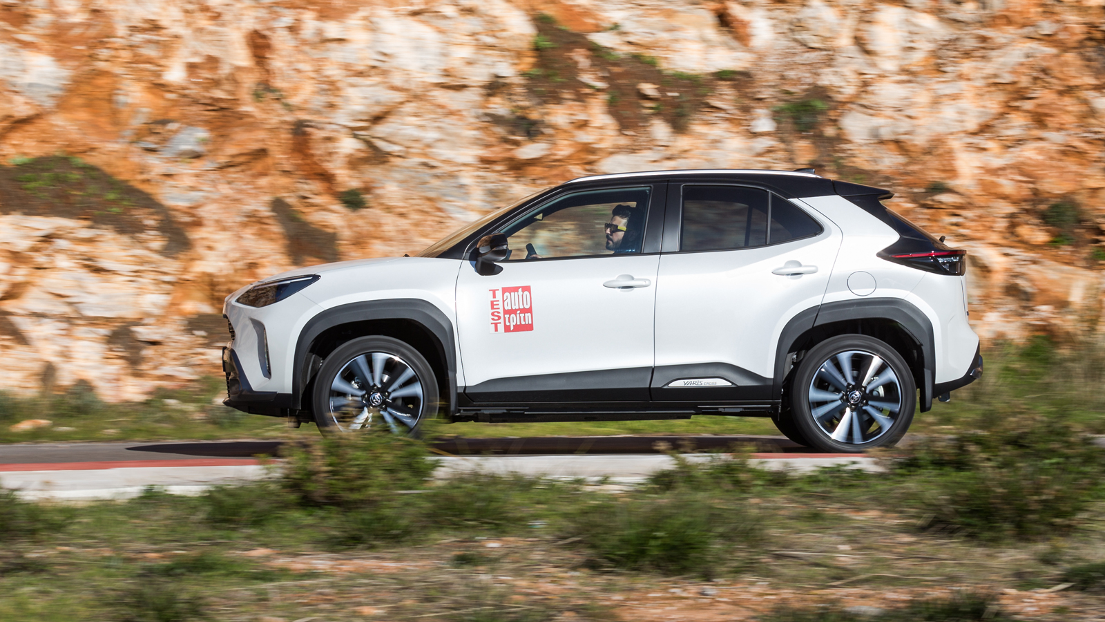 Σε κανονικές συνθήκες το Toyota Yaris Cross κινείται ως προσθιοκίνητο, με την AWD-i τετρακίνηση του να δίνει επιπλέον σταθερότητα στην καθημερινή οδήγ